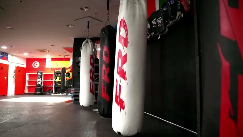 La salle FRD Fighting : les sacs de frappe marqués FRD et le ring